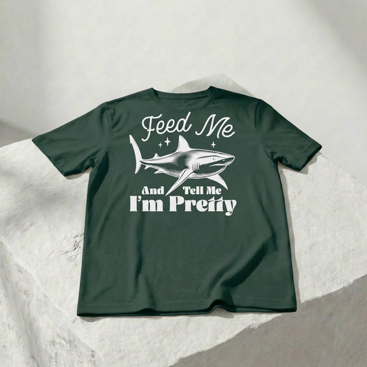 Fütter mich und sag mir, dass ich hübsch bin – Unisex Grafik-T-Shirt