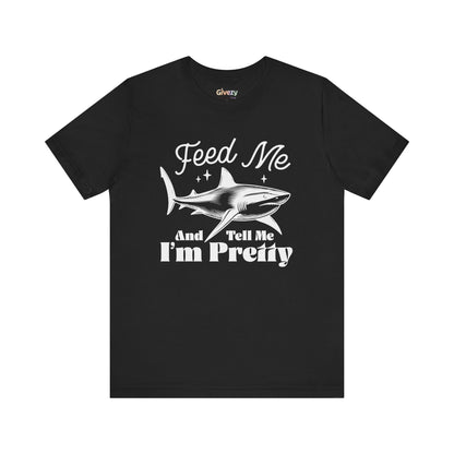 Fütter mich und sag mir, dass ich hübsch bin – Unisex Grafik-T-Shirt