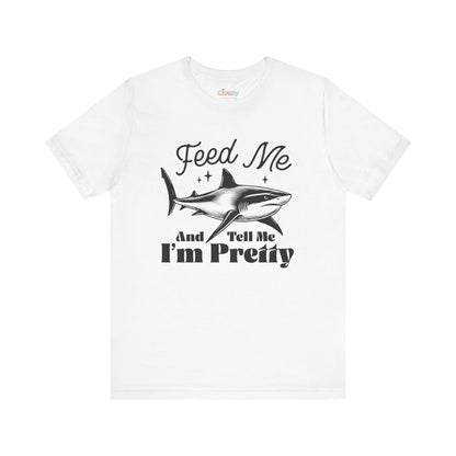 Fütter mich und sag mir, dass ich hübsch bin – Unisex Grafik-T-Shirt
