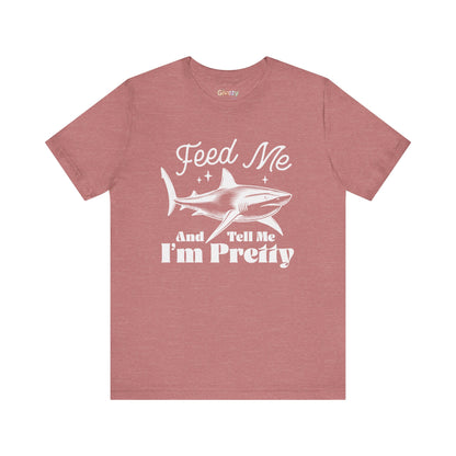 Fütter mich und sag mir, dass ich hübsch bin – Unisex Grafik-T-Shirt