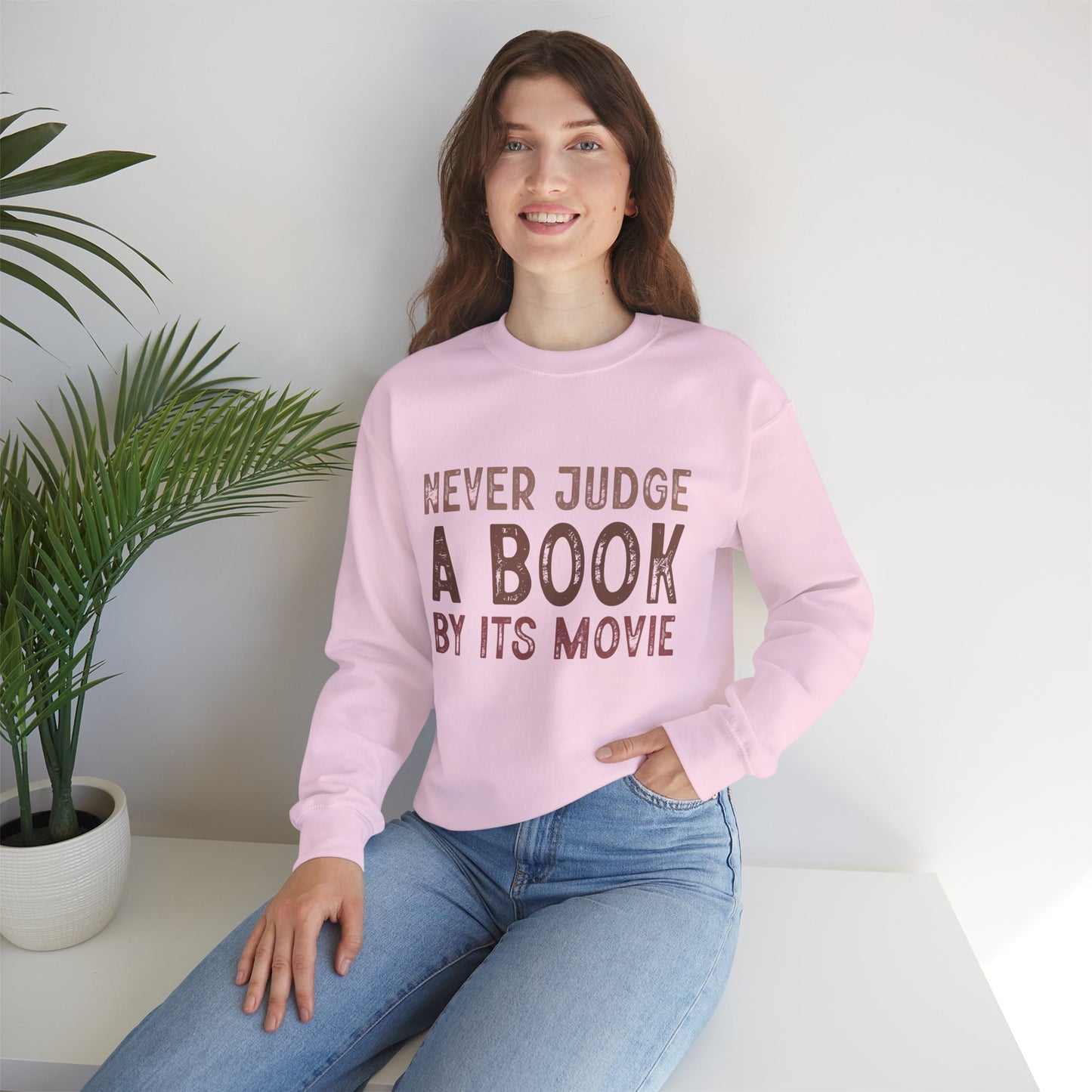 Crewneck-Sweatshirt „Never Judge a Book by Its Movie“