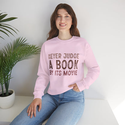 Crewneck-Sweatshirt „Never Judge a Book by Its Movie“