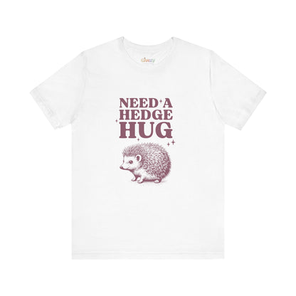 Brauche eine Hecken-Umarmung – Unisex-Grafik-T-Shirt