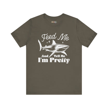 Fütter mich und sag mir, dass ich hübsch bin – Unisex Grafik-T-Shirt