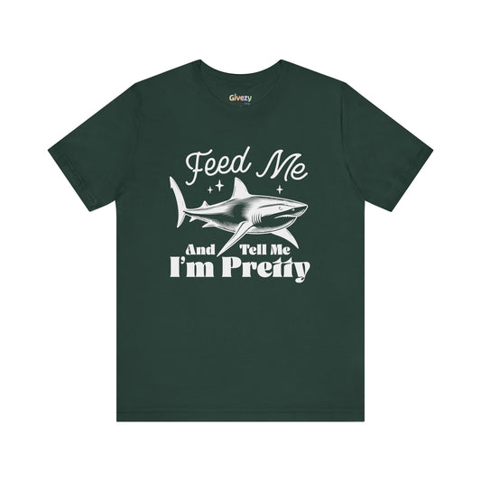 Fütter mich und sag mir, dass ich hübsch bin – Unisex Grafik-T-Shirt