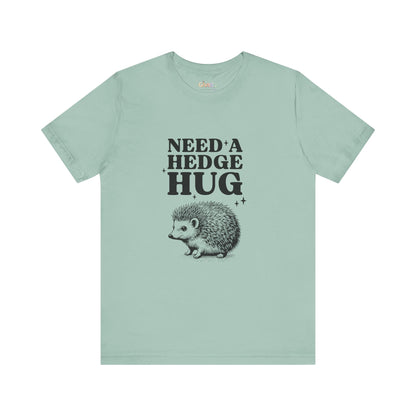 Brauche eine Hecken-Umarmung – Unisex-Grafik-T-Shirt