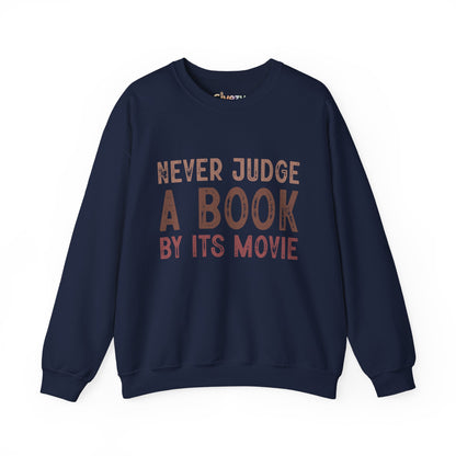 Crewneck-Sweatshirt „Never Judge a Book by Its Movie“