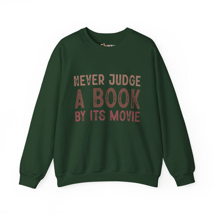Crewneck-Sweatshirt „Never Judge a Book by Its Movie“