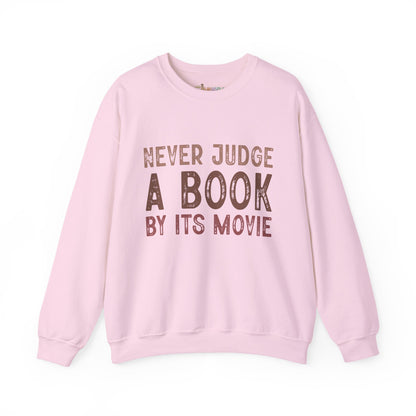 Crewneck-Sweatshirt „Never Judge a Book by Its Movie“