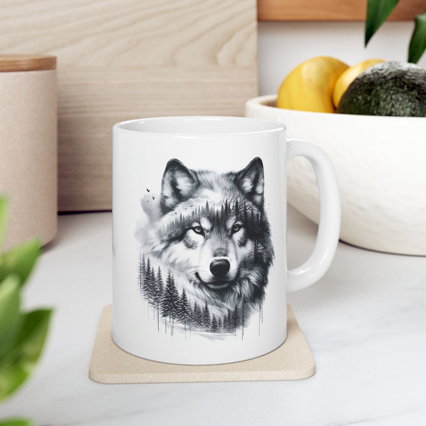 Monochromer Wolfswald – Weiße Tasse (325 ml/443 ml)