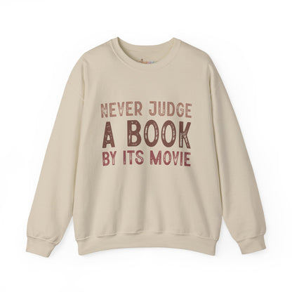 Crewneck-Sweatshirt „Never Judge a Book by Its Movie“
