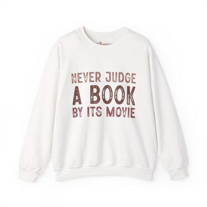 Crewneck-Sweatshirt „Never Judge a Book by Its Movie“