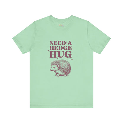 Brauche eine Hecken-Umarmung – Unisex-Grafik-T-Shirt
