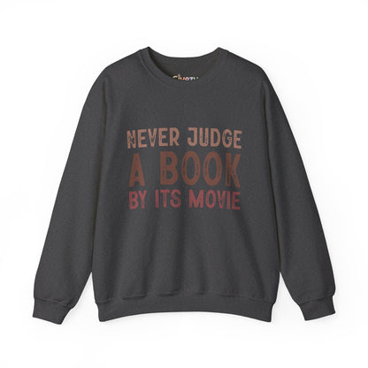 Crewneck-Sweatshirt „Never Judge a Book by Its Movie“