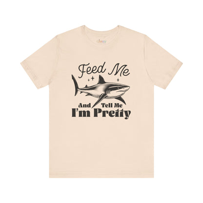 Fütter mich und sag mir, dass ich hübsch bin – Unisex Grafik-T-Shirt