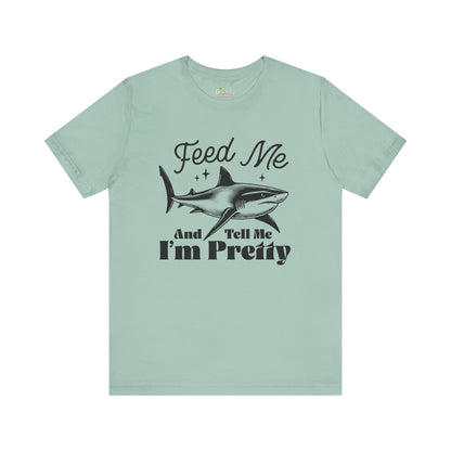 Fütter mich und sag mir, dass ich hübsch bin – Unisex Grafik-T-Shirt
