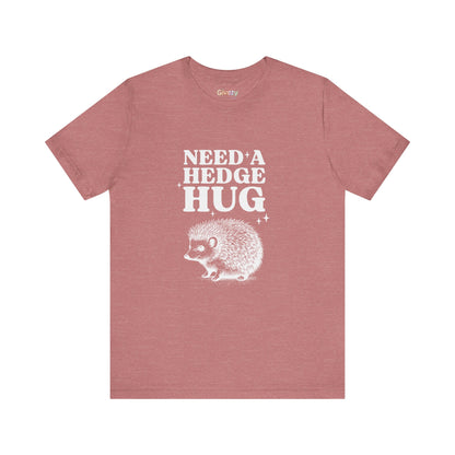 Brauche eine Hecken-Umarmung – Unisex-Grafik-T-Shirt