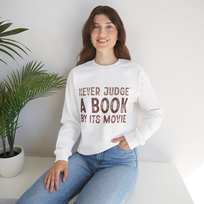 Crewneck-Sweatshirt „Never Judge a Book by Its Movie“