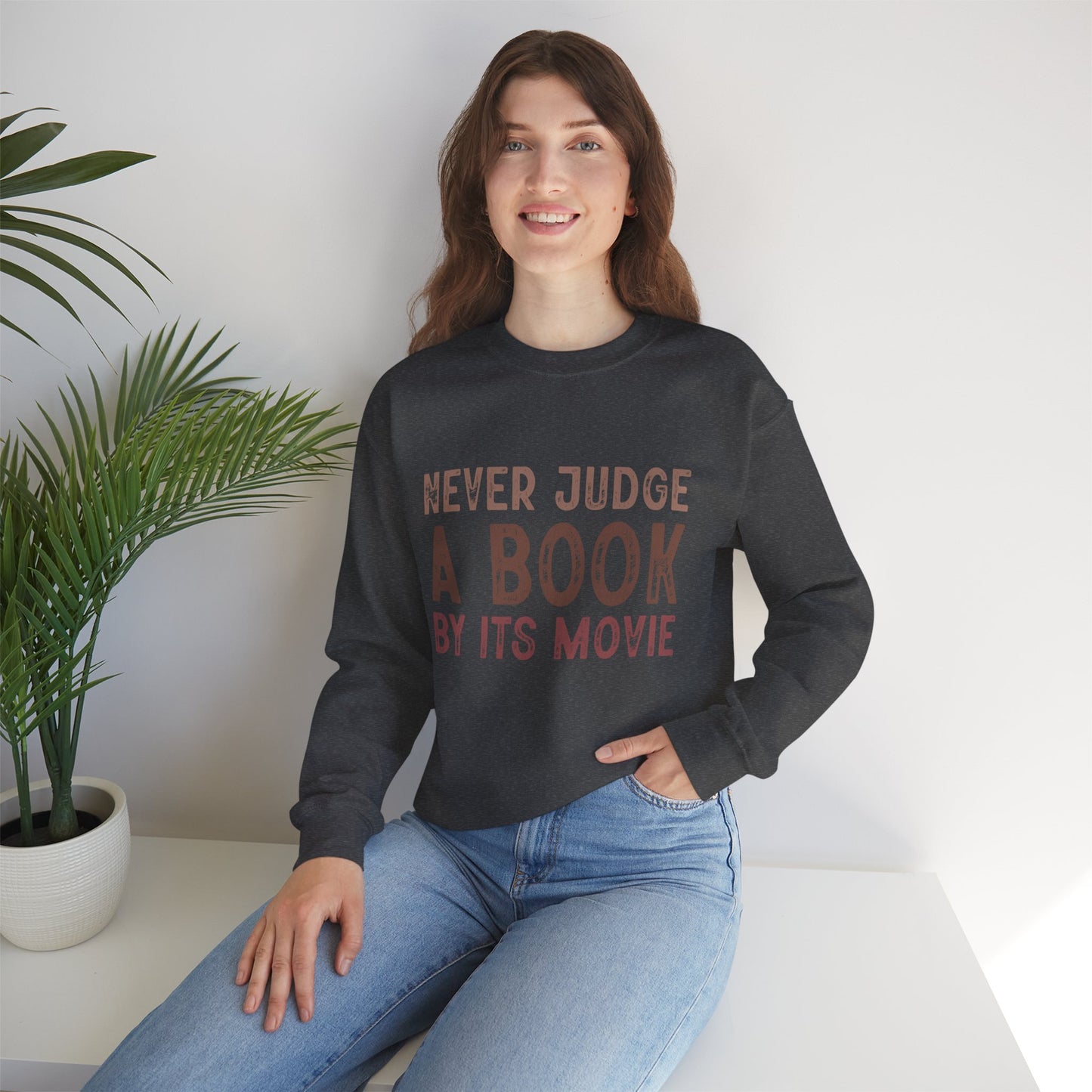 Crewneck-Sweatshirt „Never Judge a Book by Its Movie“