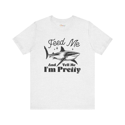 Fütter mich und sag mir, dass ich hübsch bin – Unisex Grafik-T-Shirt