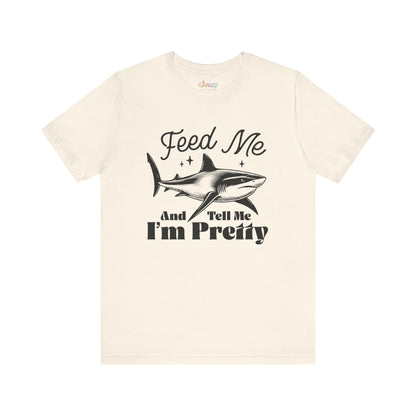 Fütter mich und sag mir, dass ich hübsch bin – Unisex Grafik-T-Shirt