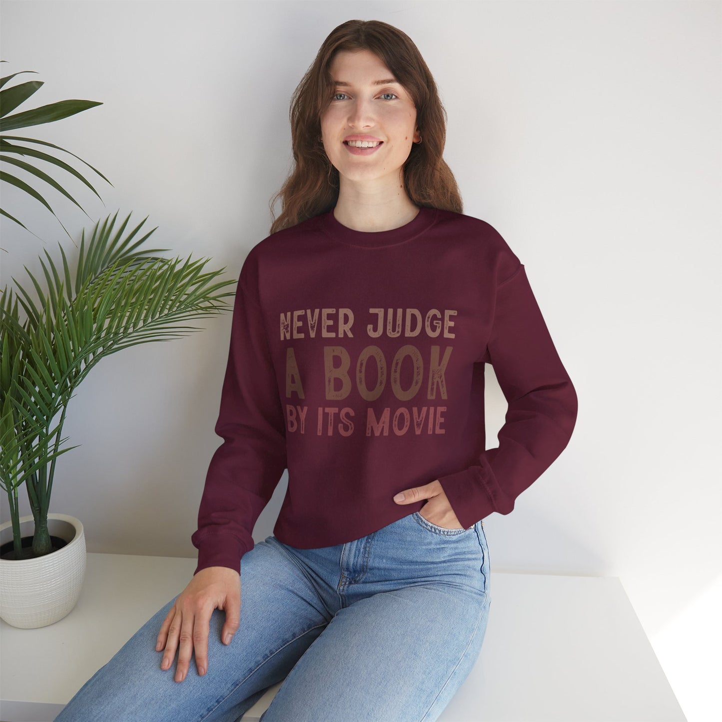 Crewneck-Sweatshirt „Never Judge a Book by Its Movie“