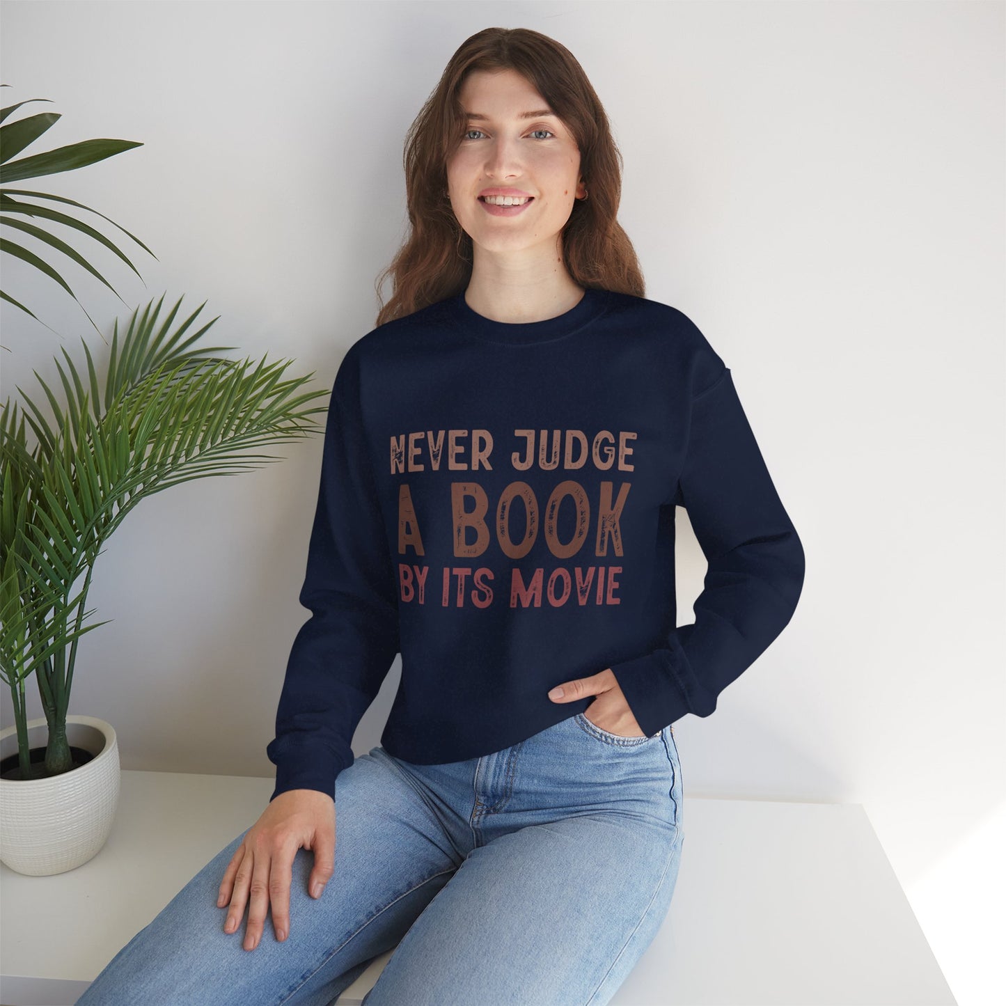 Crewneck-Sweatshirt „Never Judge a Book by Its Movie“