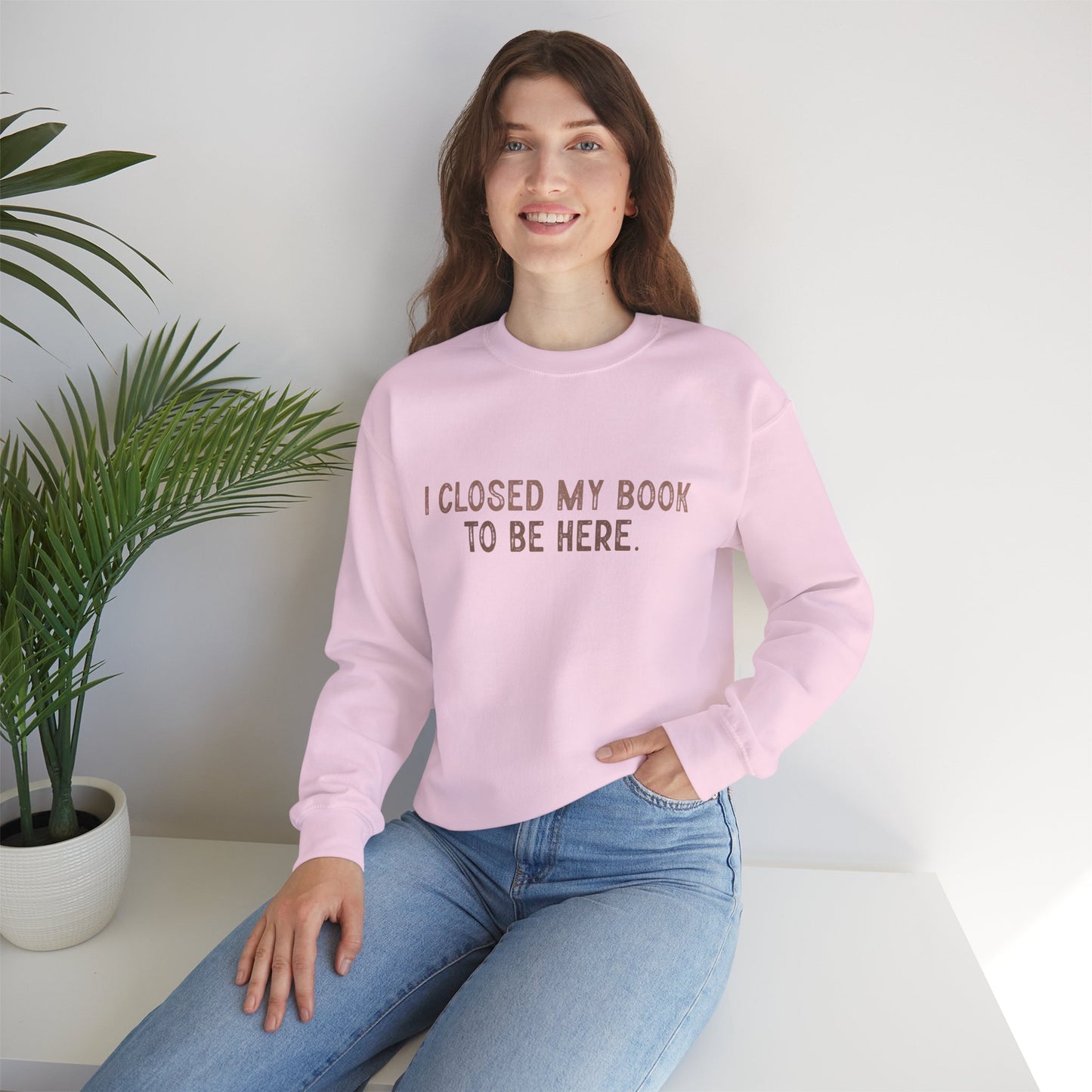 Ich habe mein Buch geschlossen, um hier zu sein Crewneck Sweatshirt