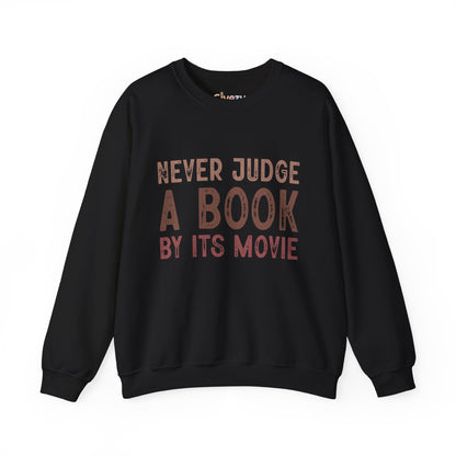 Crewneck-Sweatshirt „Never Judge a Book by Its Movie“