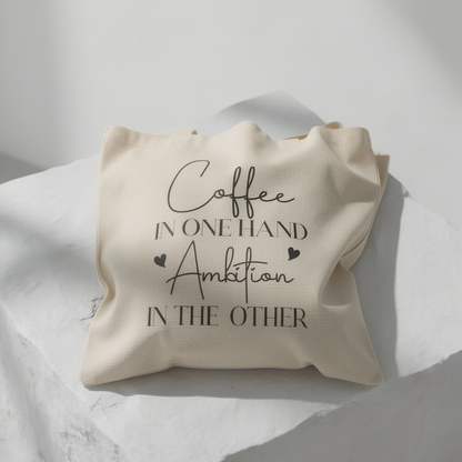 Kaffee in der einen Hand, Ehrgeiz in der anderen – Tragetasche aus Segeltuch
