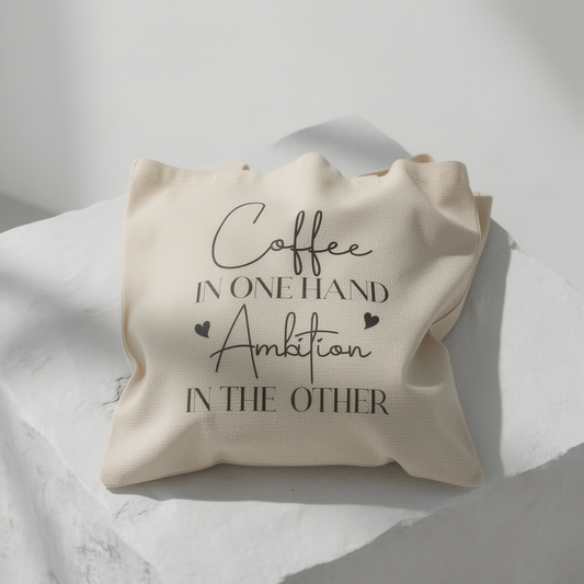 Kaffee in der einen Hand, Ehrgeiz in der anderen – Tragetasche aus Segeltuch