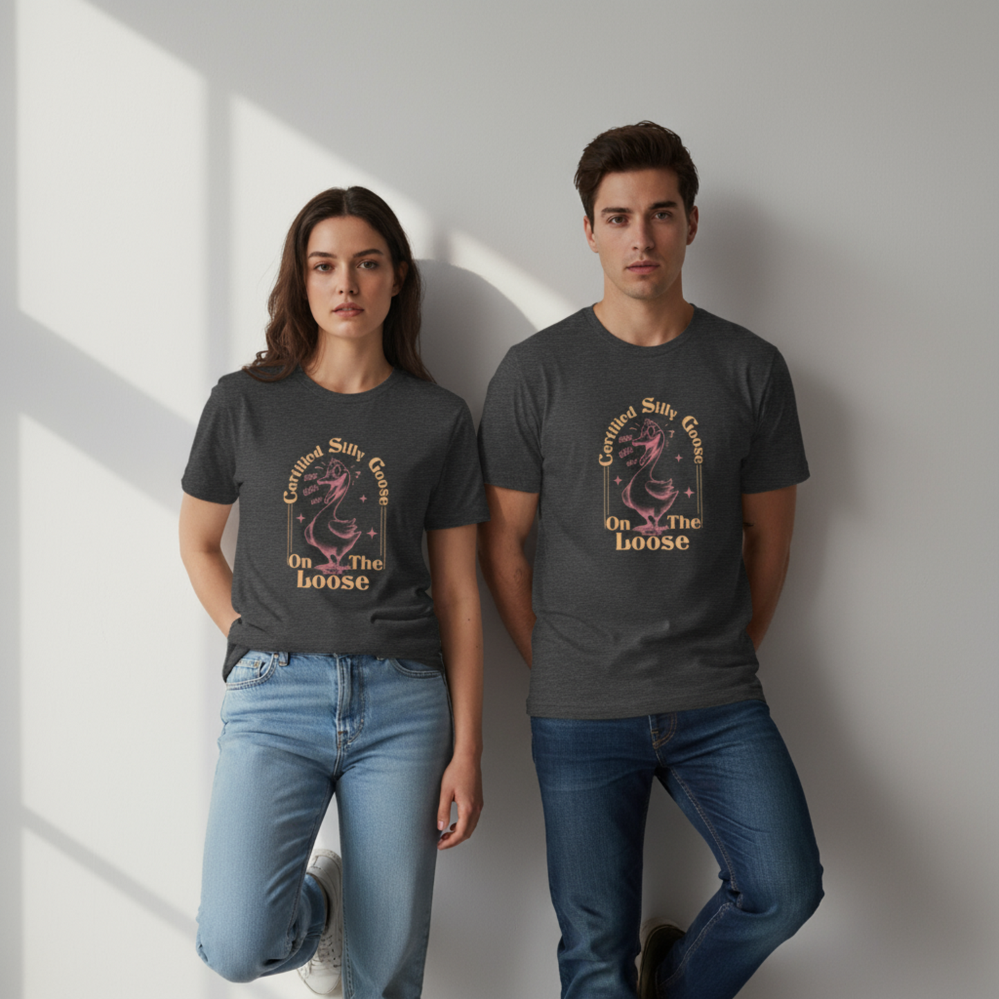 Zertifizierte „Verrückte Gans auf freiem Fuß“ — Unisex-Grafik-T-Shirt
