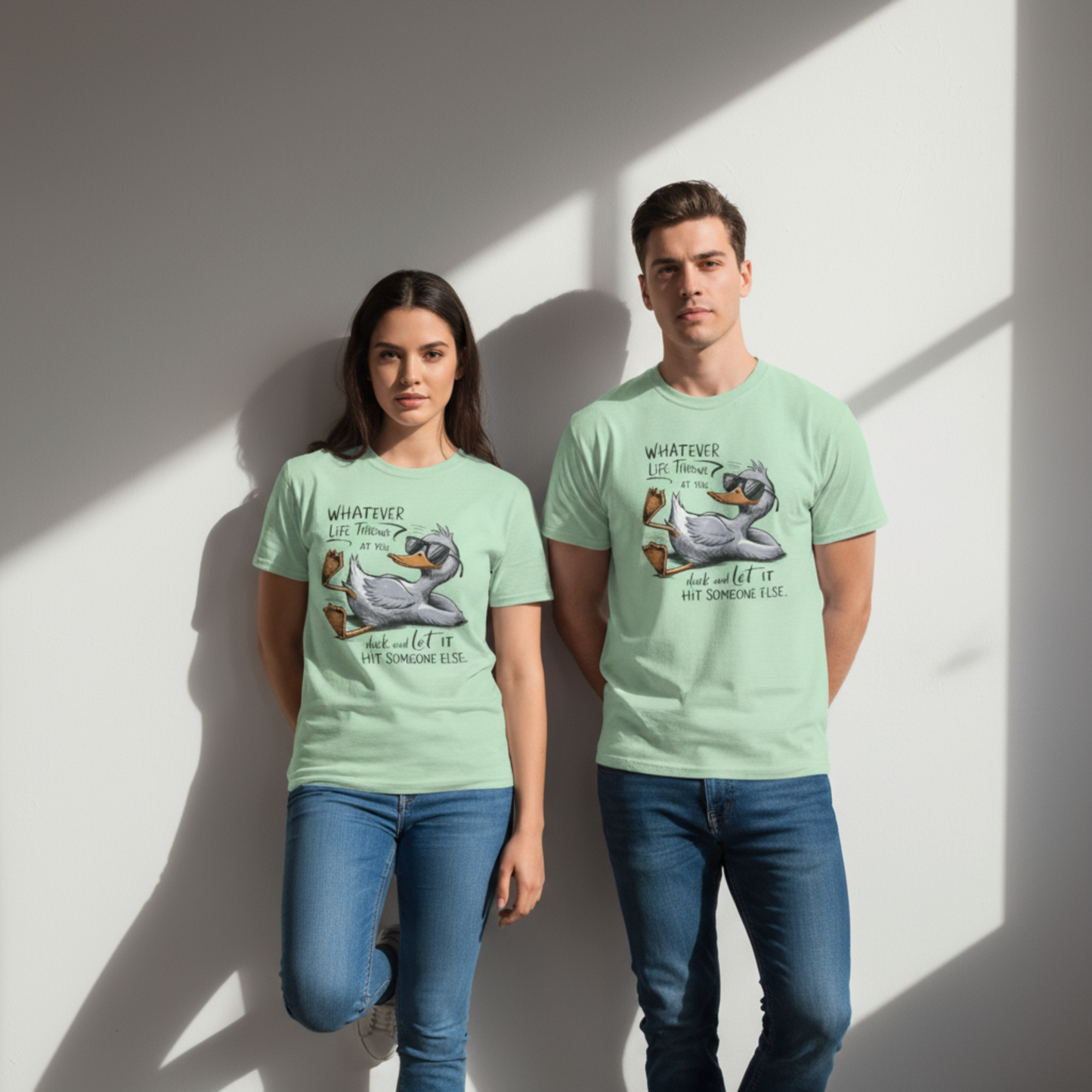 Was auch immer das Leben dir zumutet ... duck dich und lass es jemand anderen treffen – Unisex-Grafik-T-Shirt