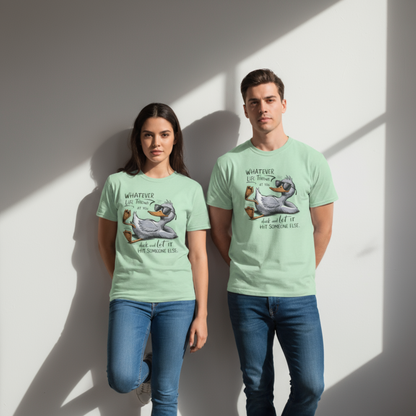 Was auch immer das Leben dir zumutet ... duck dich und lass es jemand anderen treffen – Unisex-Grafik-T-Shirt