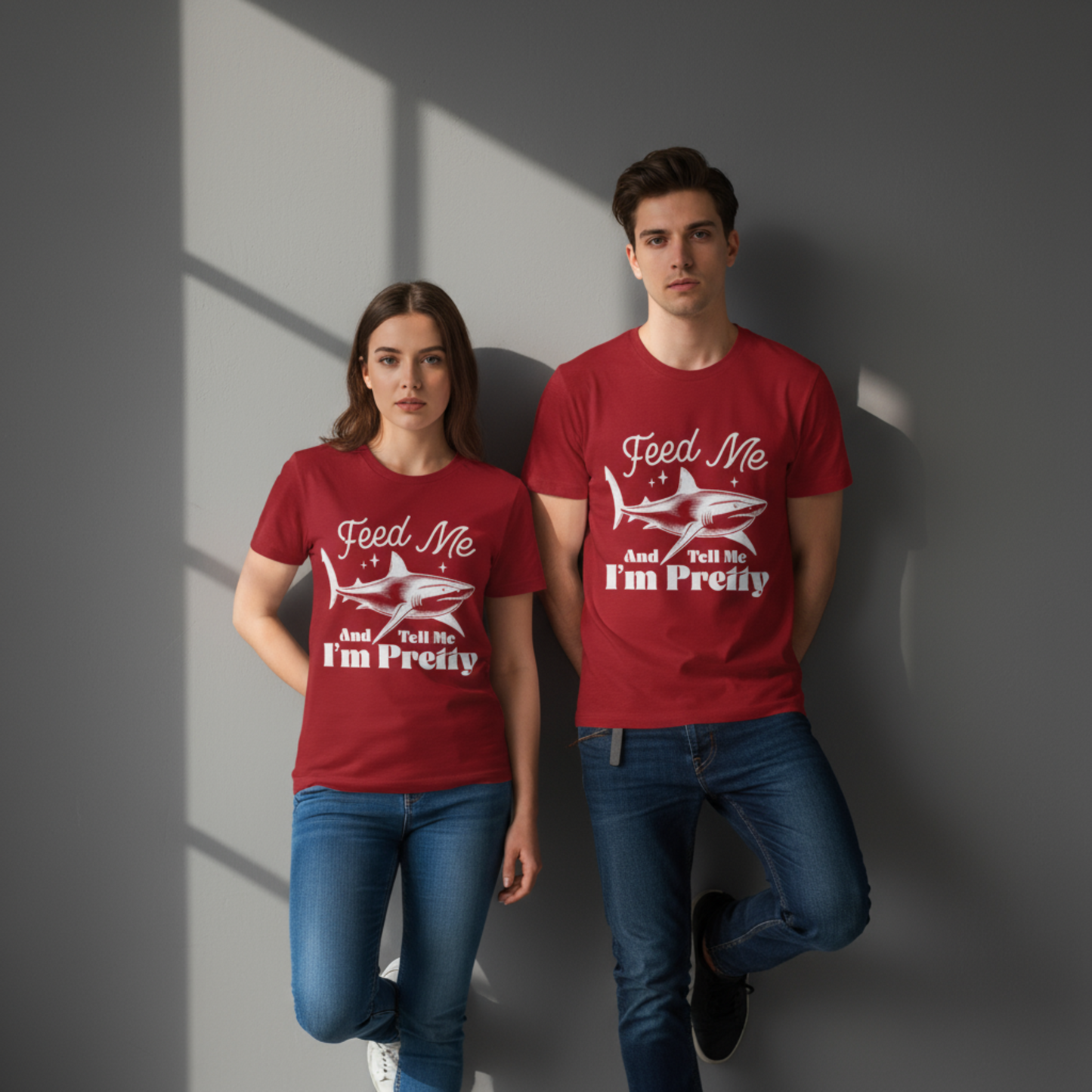 Fütter mich und sag mir, dass ich hübsch bin – Unisex Grafik-T-Shirt