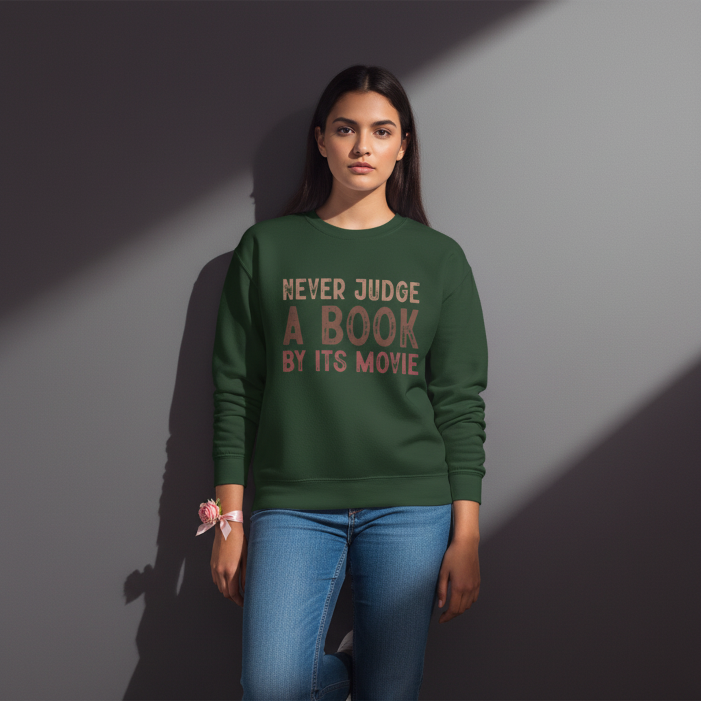Crewneck-Sweatshirt „Never Judge a Book by Its Movie“