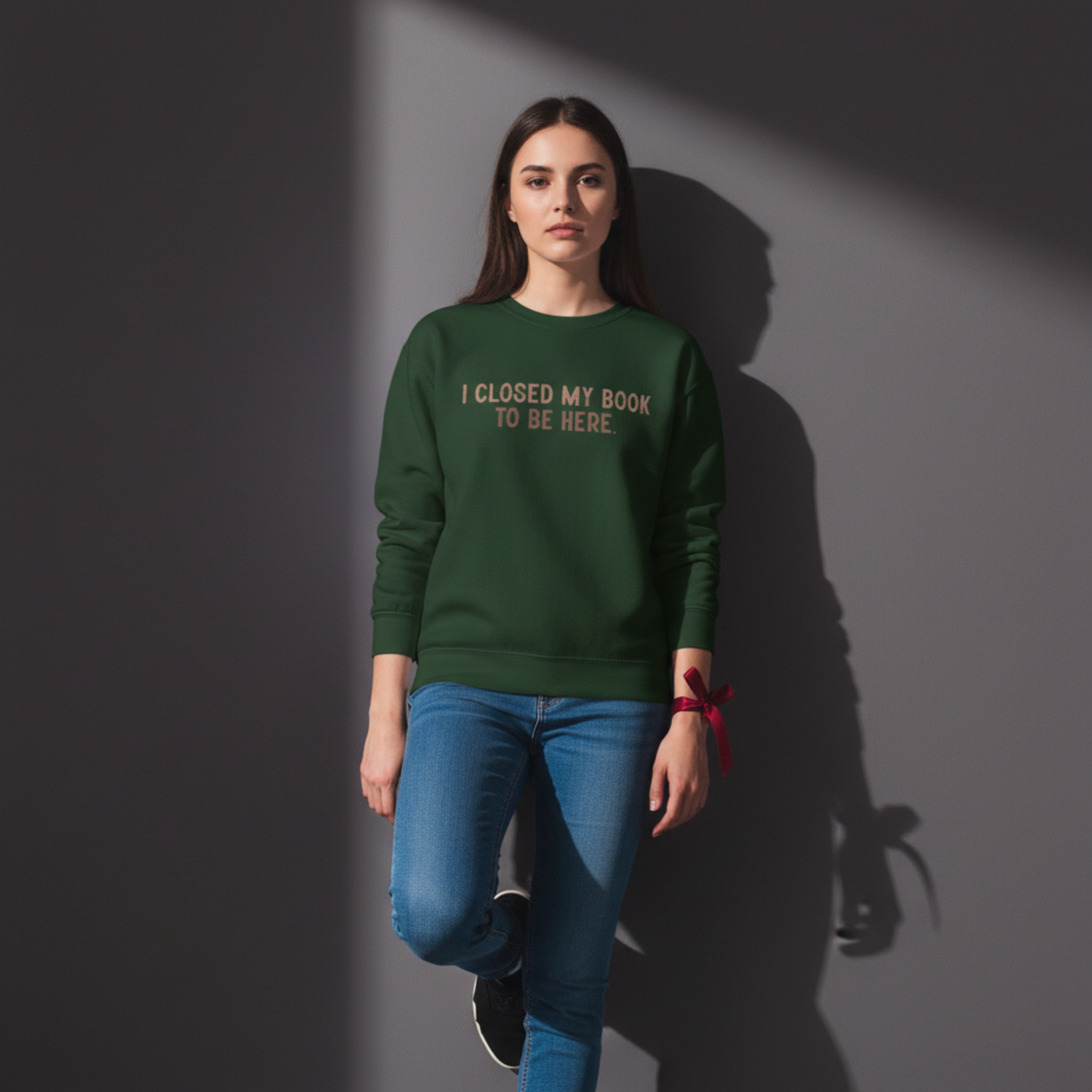 Ich habe mein Buch geschlossen, um hier zu sein Crewneck Sweatshirt