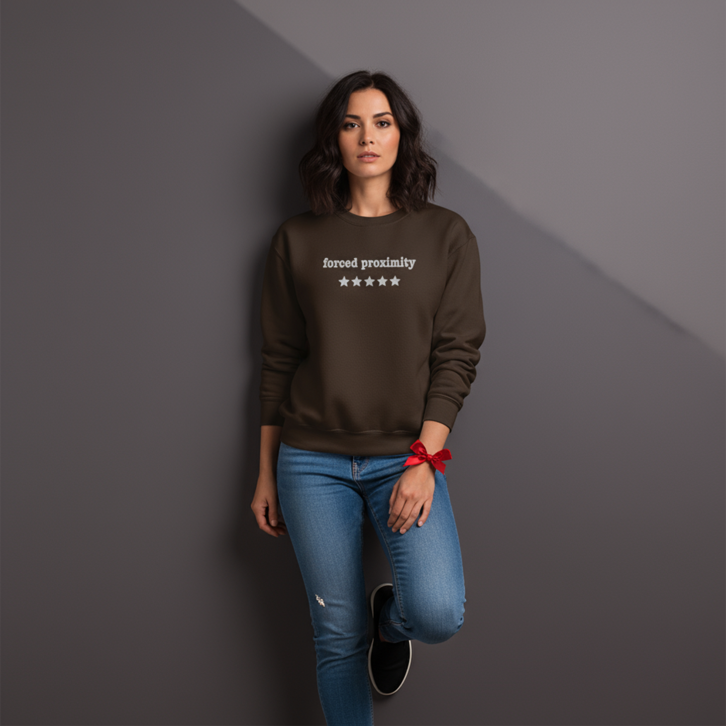 Besticktes Rundhalsshirt „Forced Proximity“ - 5 Sterne