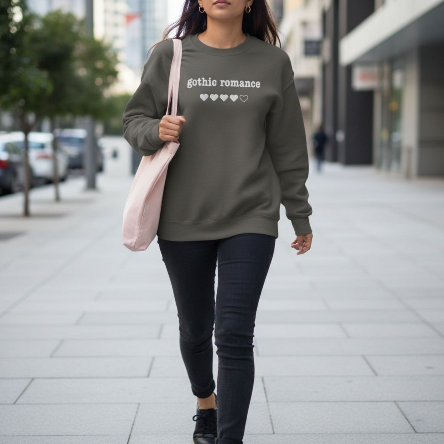 Gothic Romance – Besticktes Rundhals-Sweatshirt – 4 Herzen