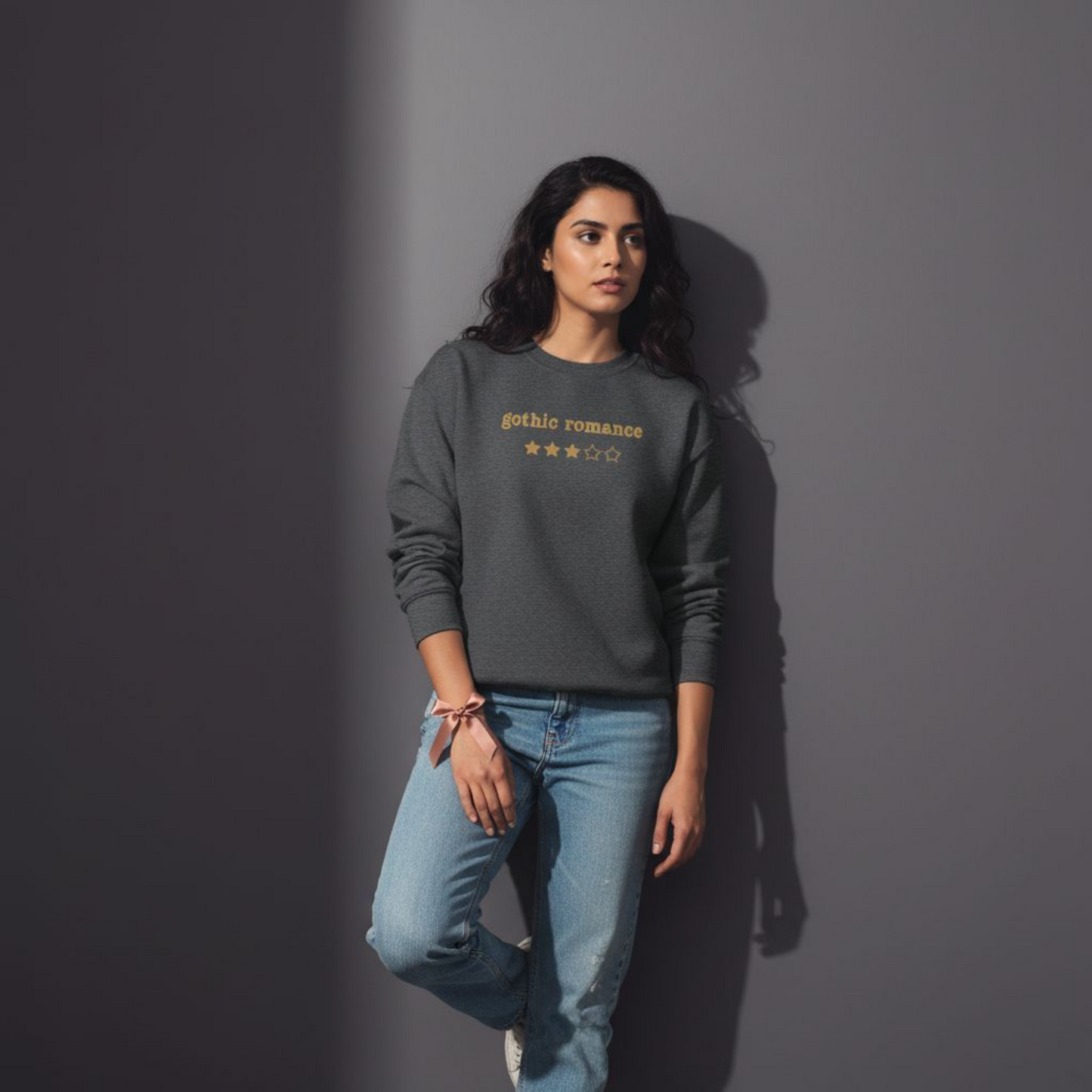Gothic Romance - Besticktes Rundhals-Sweatshirt - 3 Sterne - Goldfaden