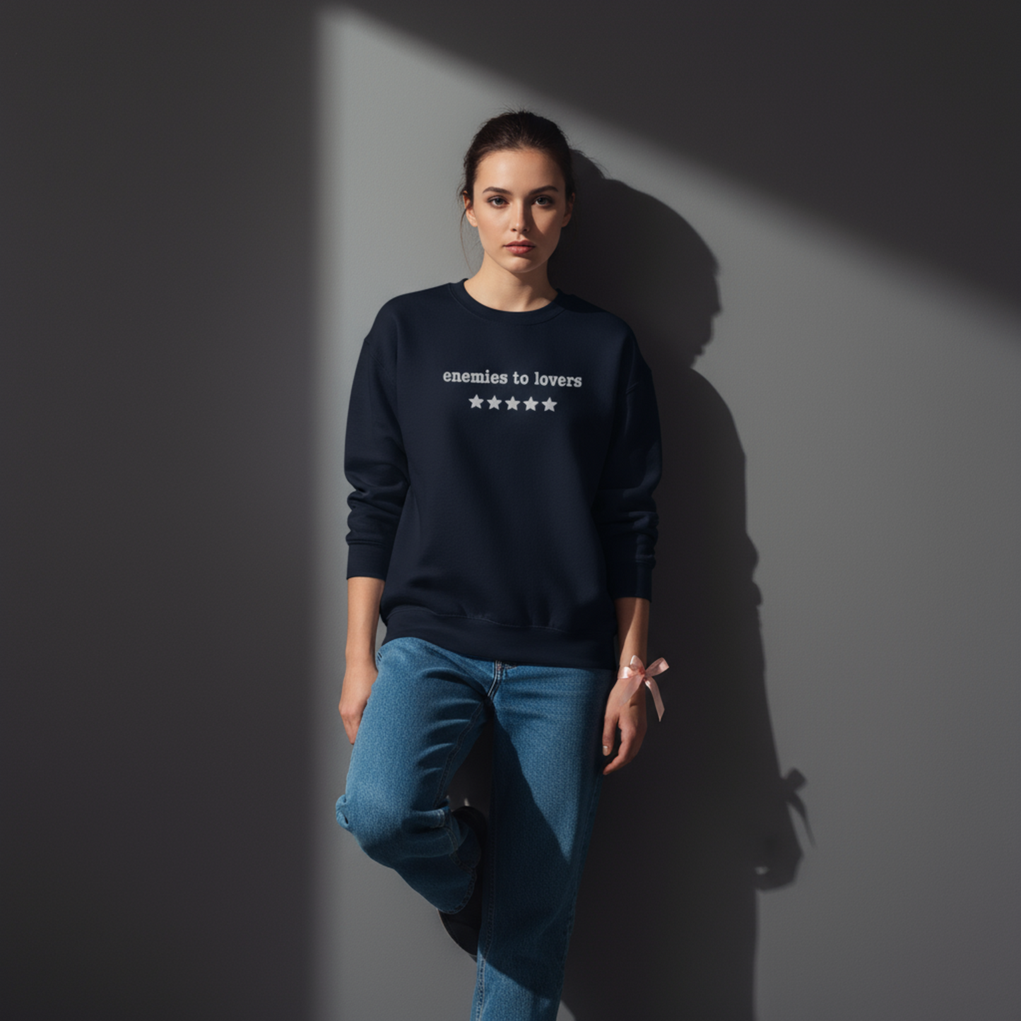 Besticktes Rundhalsshirt „Enemies to Lovers“ – 5 Sterne