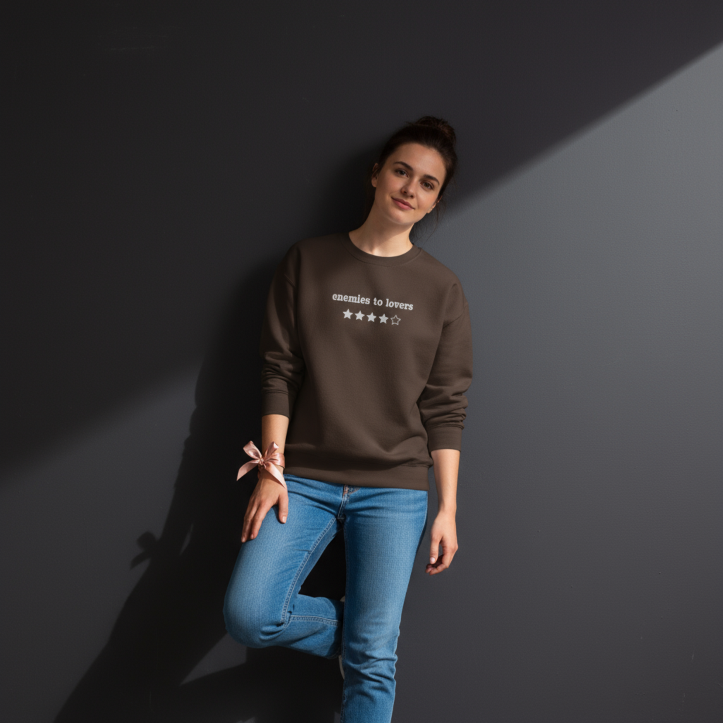 Besticktes Sweatshirt „Enemies to Lovers“ – 4 Sterne