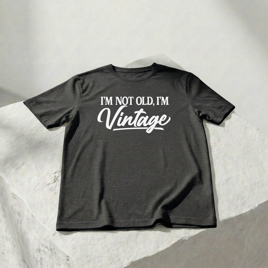 Ich bin nicht alt, ich bin Vintage – Unisex Grafik-T-Shirt