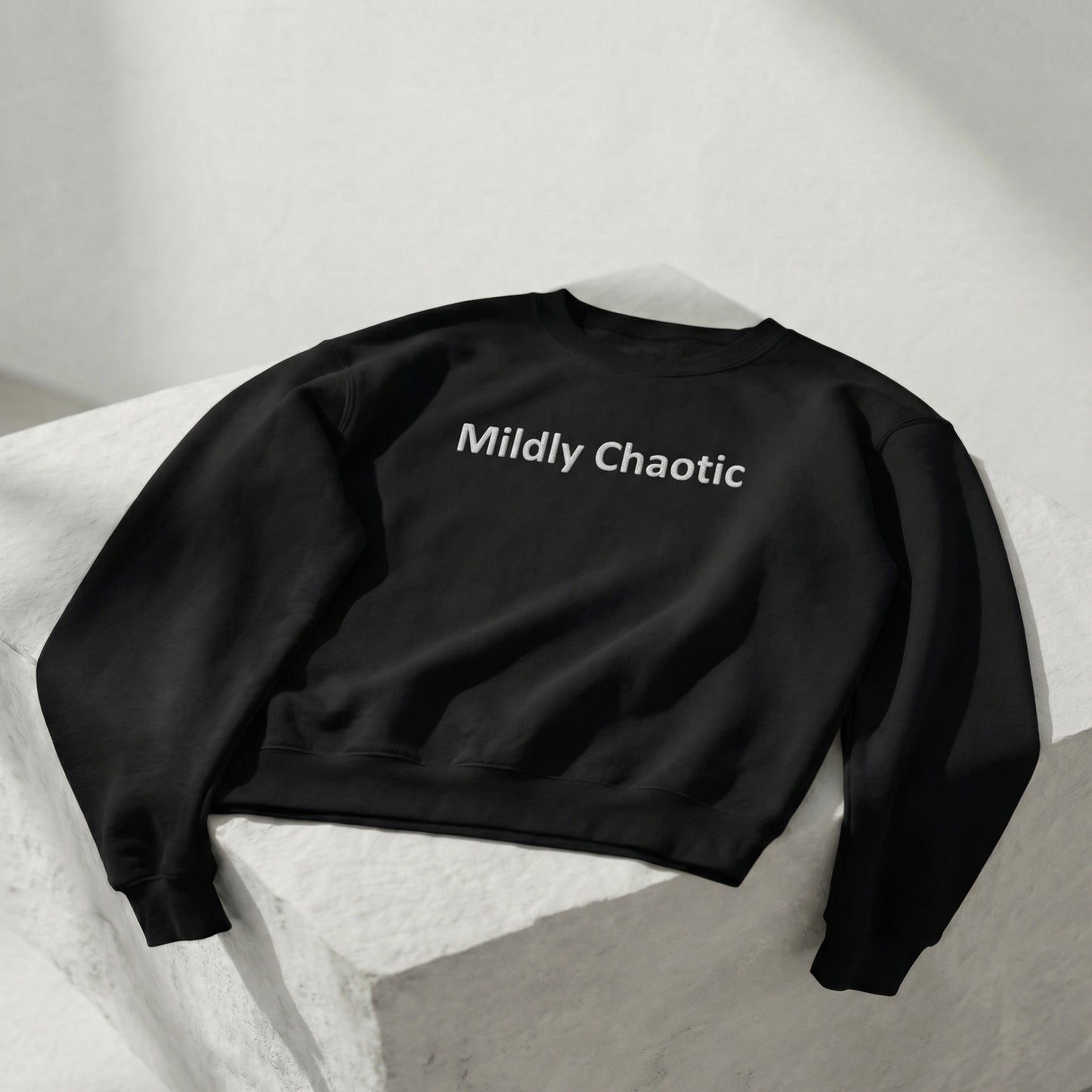 Mildly Chaotic Unisex besticktes Crewneck Sweatshirt
