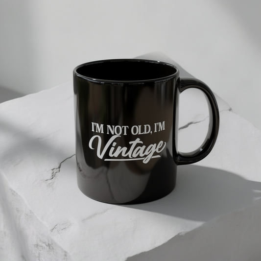 Ich bin nicht alt, ich bin Vintage – Schwarze Tasse (325 ml/444 ml)
