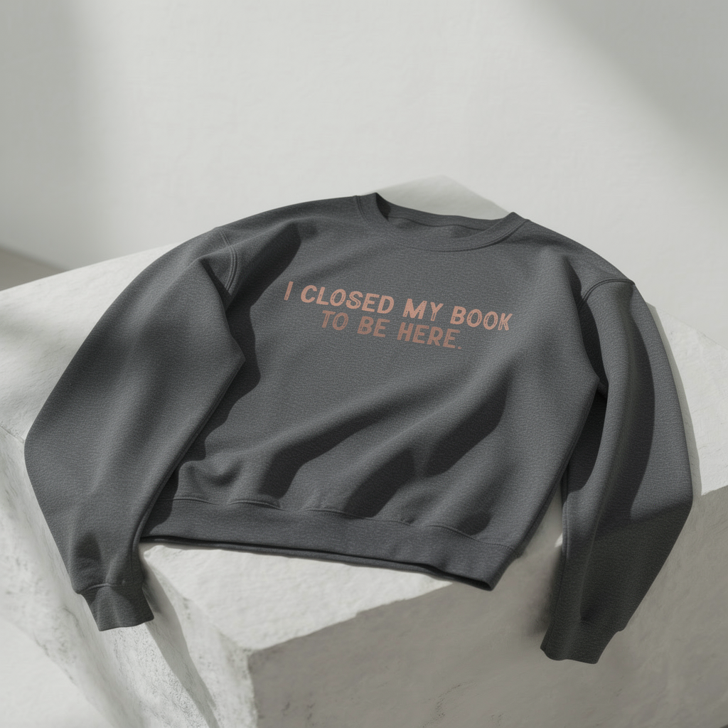 Ich habe mein Buch geschlossen, um hier zu sein Crewneck Sweatshirt