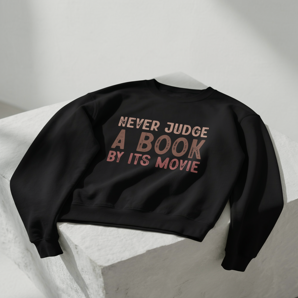 Crewneck-Sweatshirt „Never Judge a Book by Its Movie“