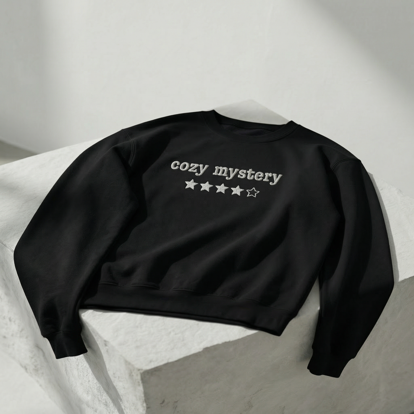 Gemütliches Krimi-Sweatshirt mit Stickerei – 4 Sterne