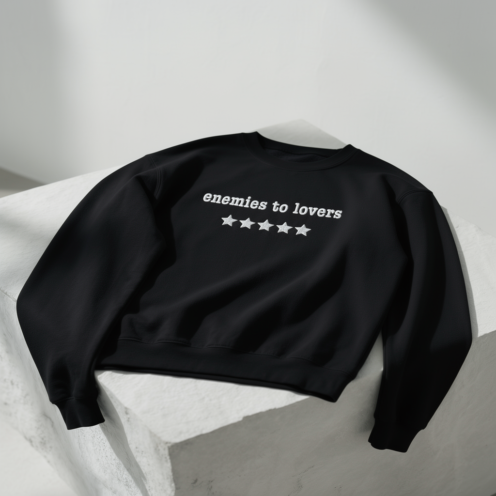 Besticktes Rundhalsshirt „Enemies to Lovers“ – 5 Sterne