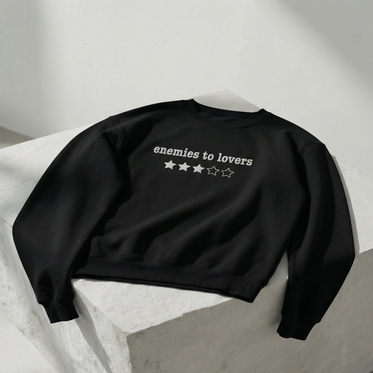 Enemies to Lovers besticktes Rundhals-Sweatshirt - 3 Sterne